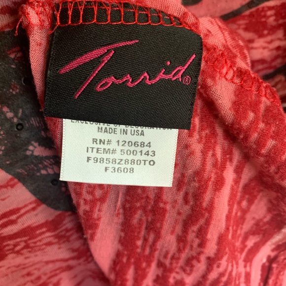 ❤️ Torrid Red & Black Rose Shirt with Cutout Back - Picture 5 of 6